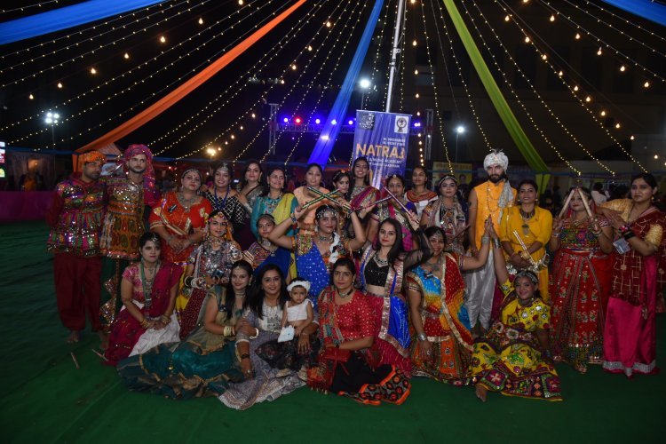 डांडिया संग बॉलीवुड स्टेप्स पर थिरके कदम, लोगों ने डिफरेंट परिधानों को किया शोकेस