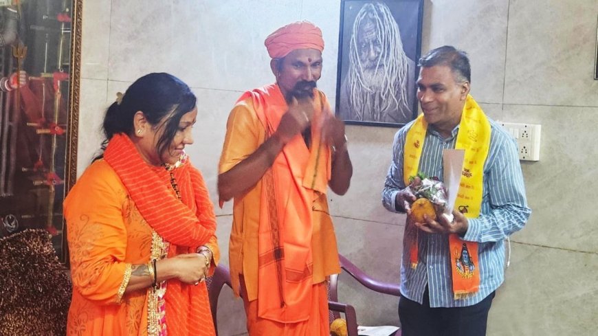 कल्याण में ‘आध्यात्म रत्न सम्मान’ में डॉ. वैदेही तामण ने संतों और सेवकों को सम्मानित किया।